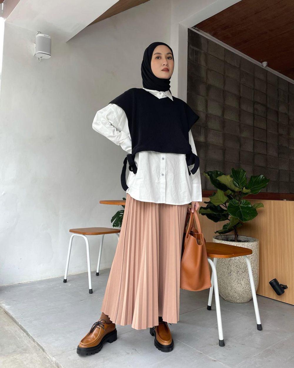 10 OOTD Hijab dengan Vest Hitam ala Inas Rana yang Anti Boring!