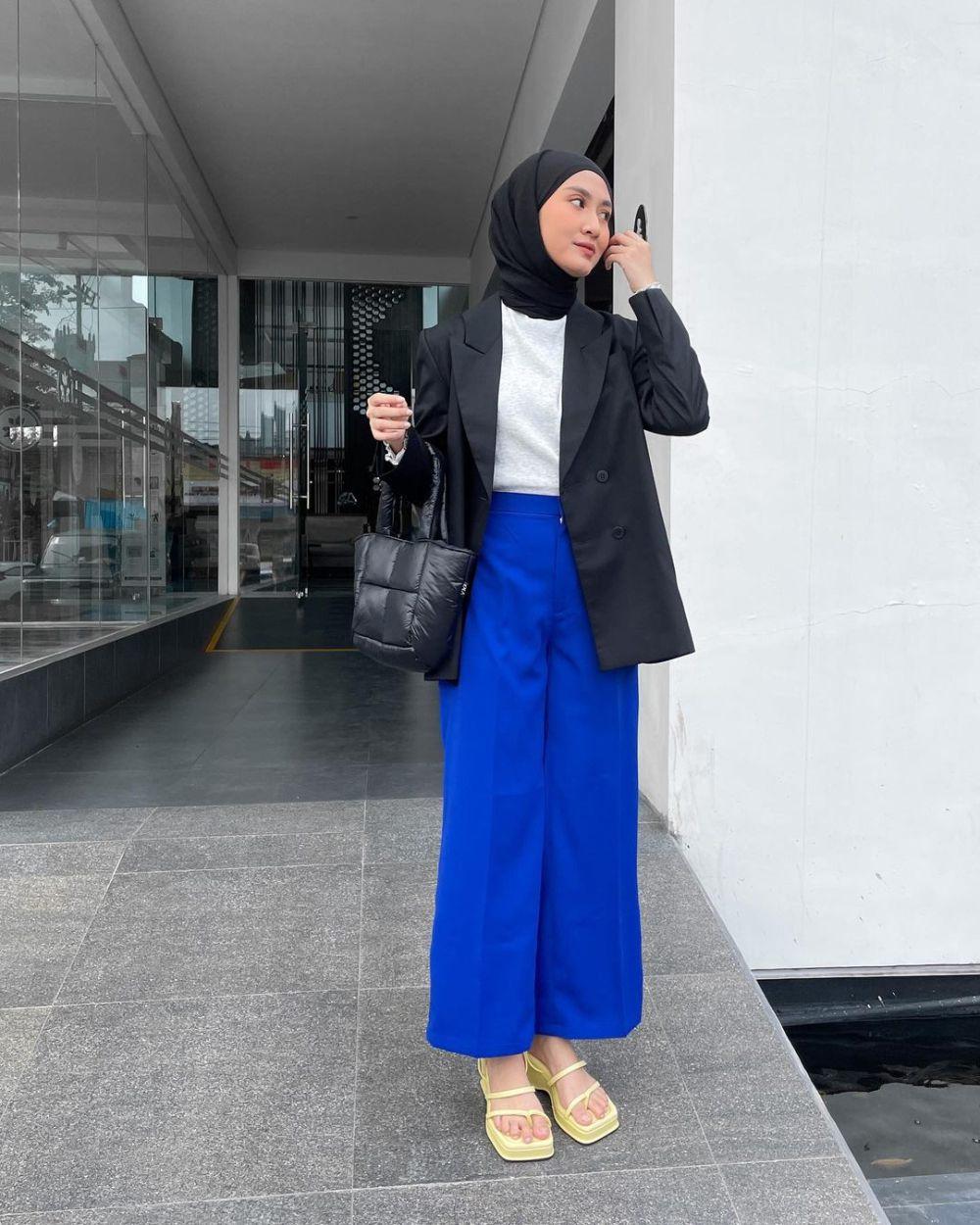 10 Office Style dengan Blazer Hitam ala Inas Rana, Classy!