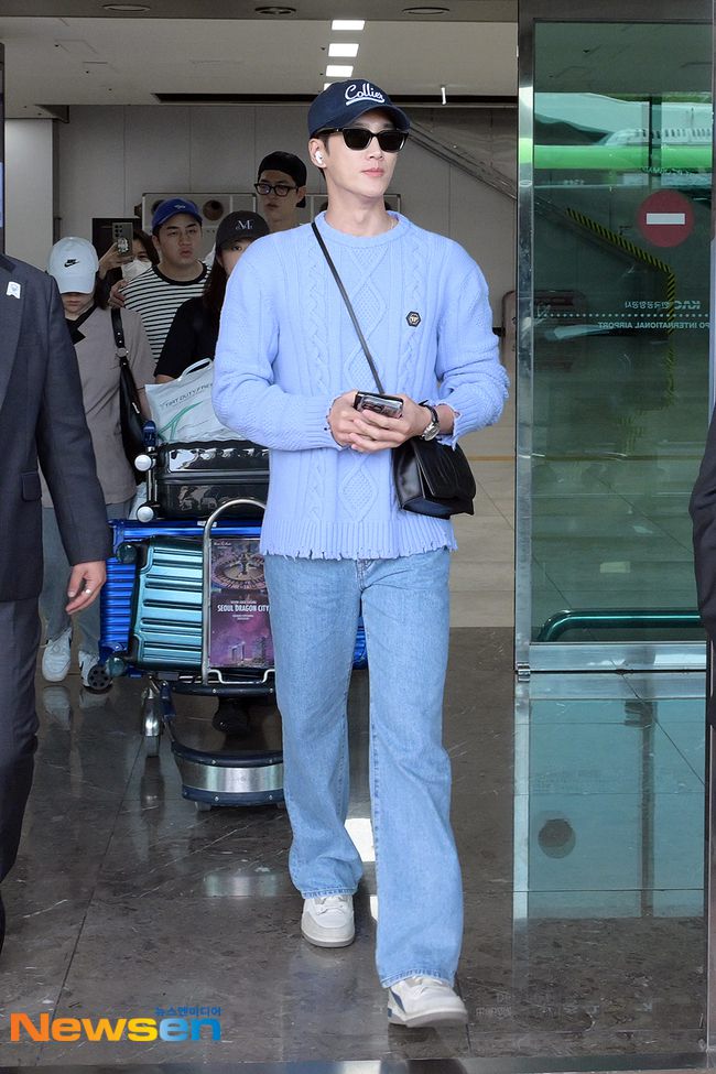 7 Gaya Airport Fashion ala Aktor Ahn Bo Hyun, Super Modis!