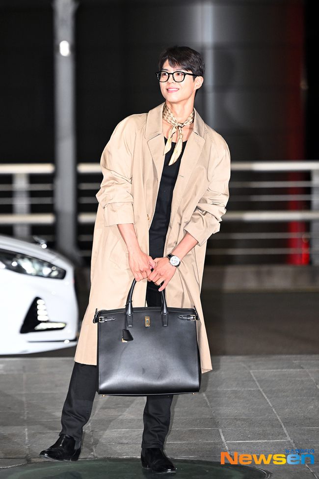 12 Inspirasi Airport Outfit ala Aktor Korea Selatan, Style Modis!