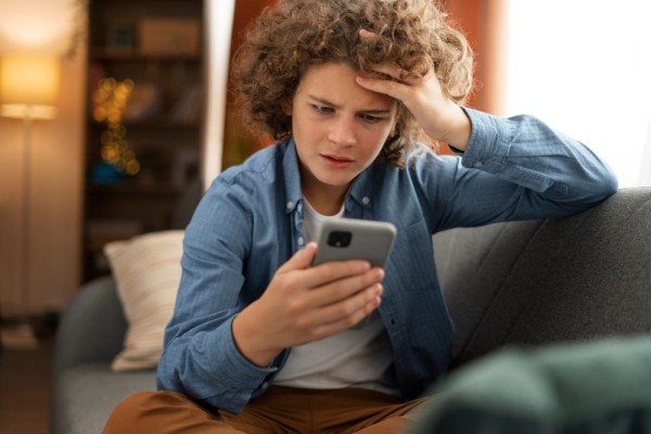 Hati-hati, Ini 6 Dampak Cyber Bullying pada Anak di Kehidupan Nyata