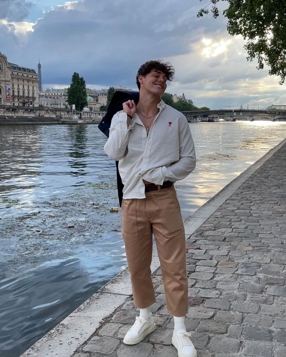 8 Inspirasi OOTD Kemeja ala Fashion Influencer Noah Beck, Stunning!