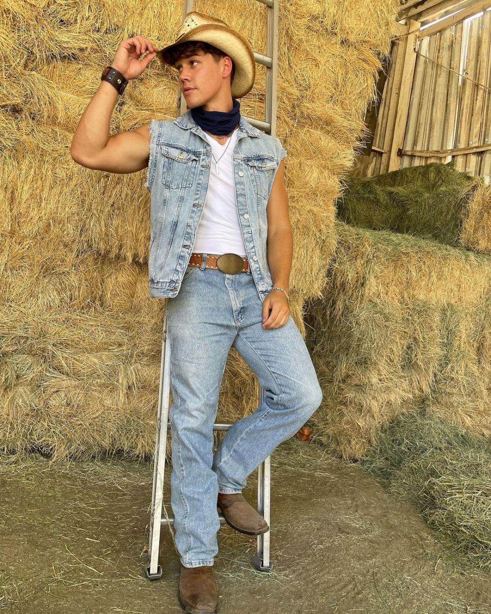 7 Inspirasi Padu Padan Vest ala Fashion Influencer Noah Beck