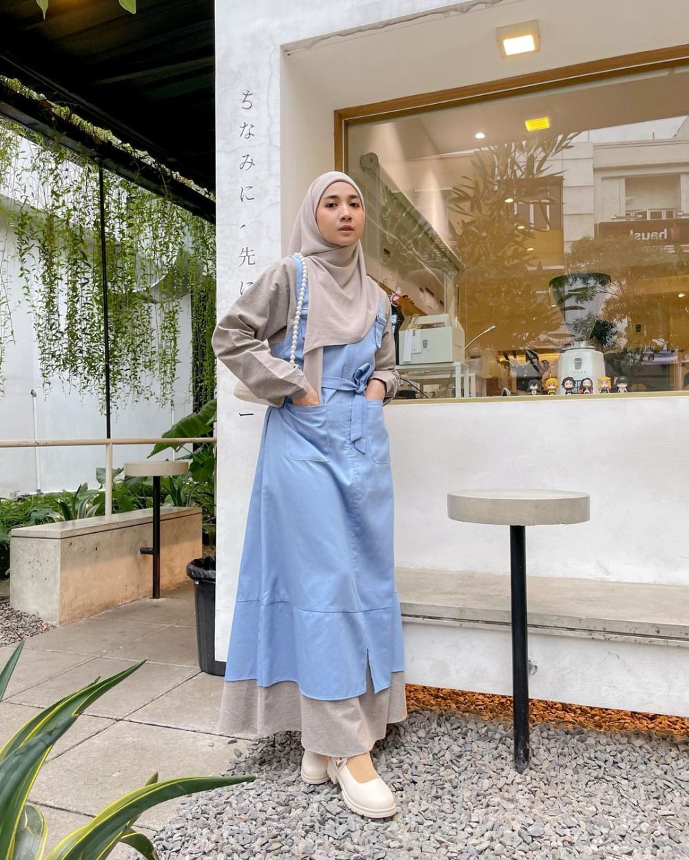 8 Ide Outfit Feminim dengan Nuansa Warna Biru Langit ala Richa Etika