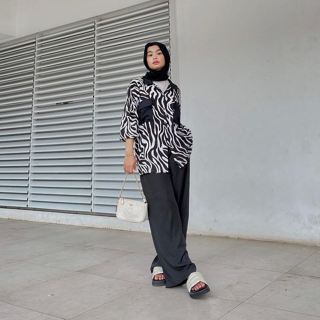 10 Ide Outfit Hijab Monokrom ala Nola Clara, Anti Boring!