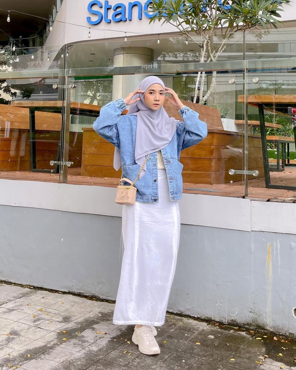 Ide Outfit Feminim dengan Nuansa Warna Biru Langit