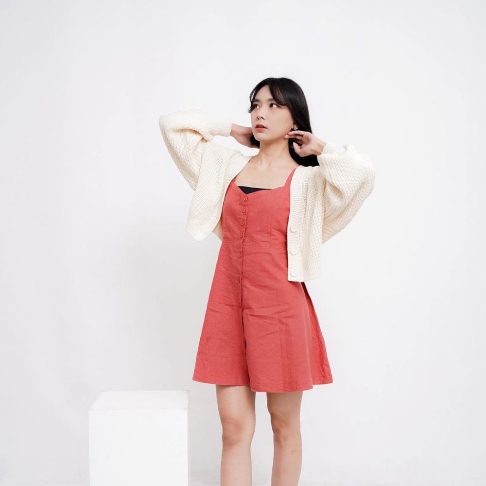 7 Ide Outfit Atasan Putih untuk Hangout ala Gita JKT48, Casual Chic