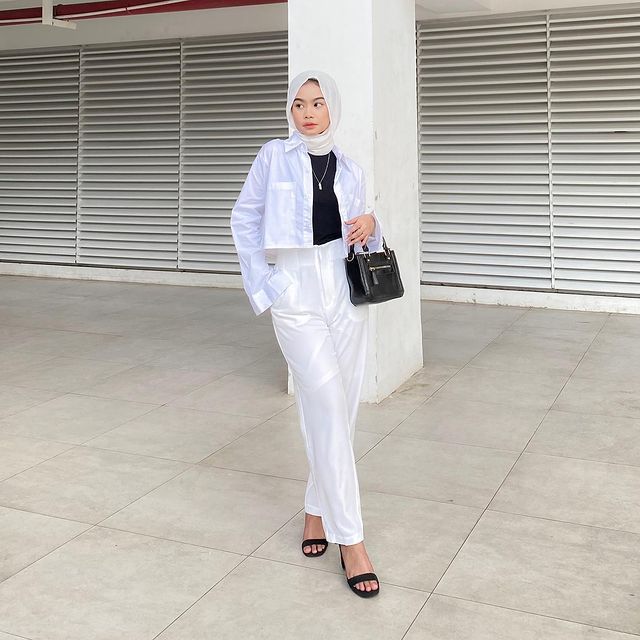 10 Ide Outfit Hijab Monokrom ala Nola Clara, Anti Boring!