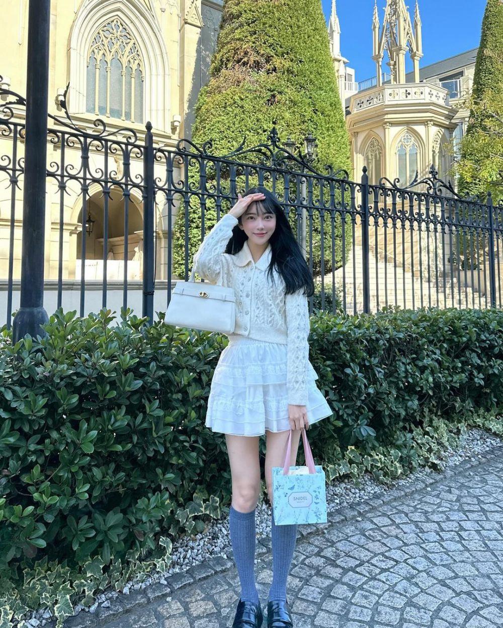 8 Ide Outfit Pakai Mini Skirt ala Miona Hori, Youthful dan Stylish!