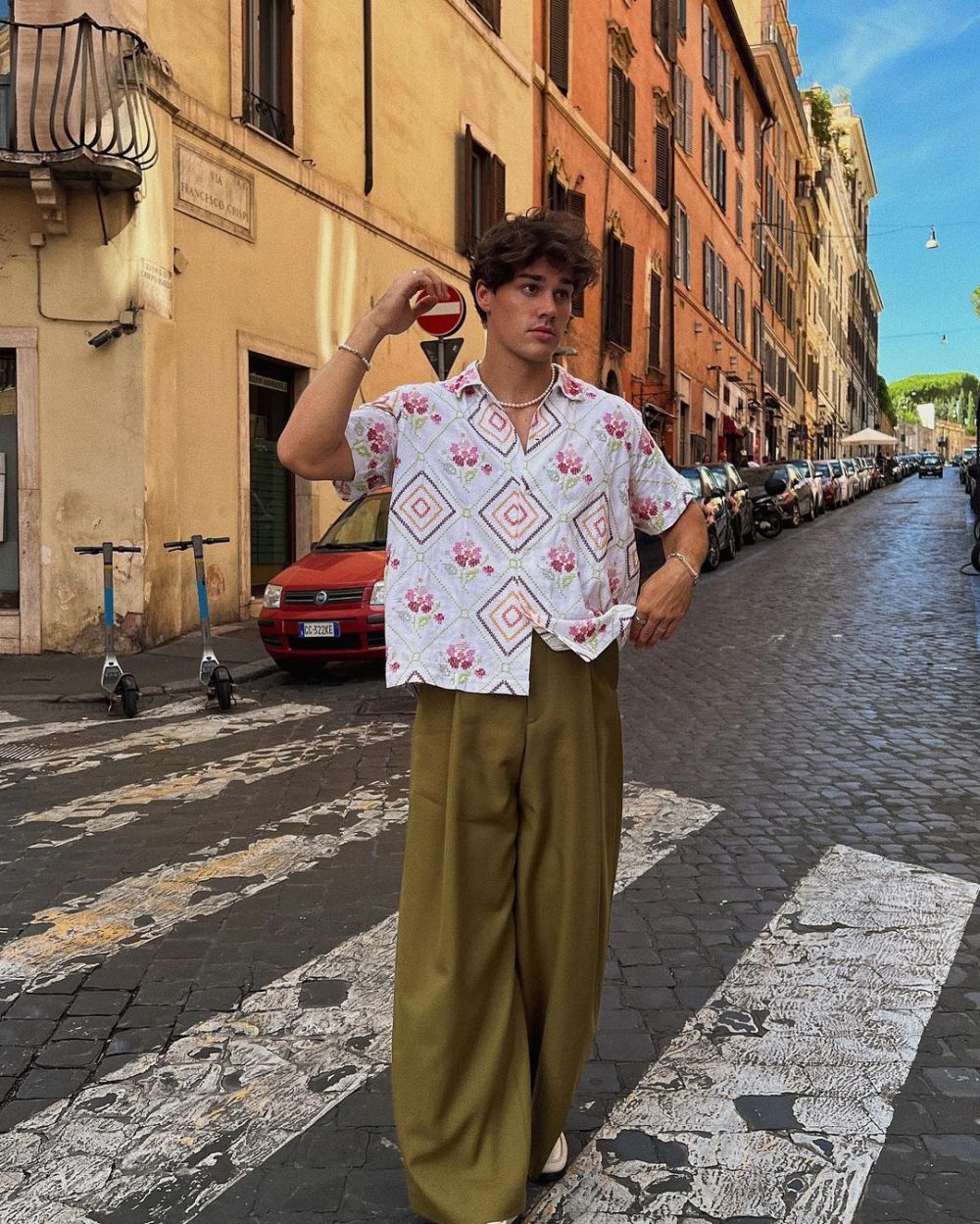 8 Inspirasi OOTD Kemeja ala Fashion Influencer Noah Beck, Stunning!