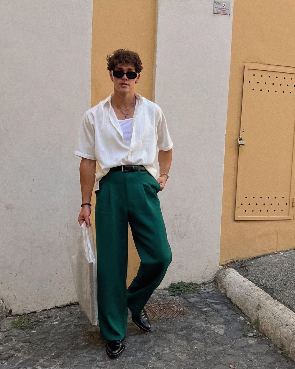 8 Inspirasi OOTD Kemeja ala Fashion Influencer Noah Beck, Stunning!