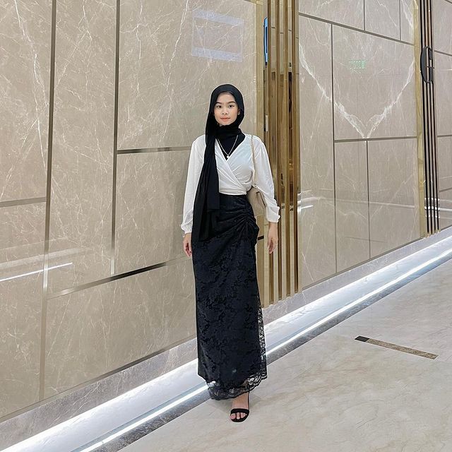 10 Ide Outfit Hijab Monokrom ala Nola Clara, Anti Boring!