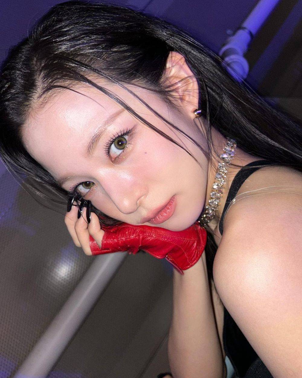 9 Inspirasi Makeup ala Lee Chaeyoung Fromis_9, Dramatis!