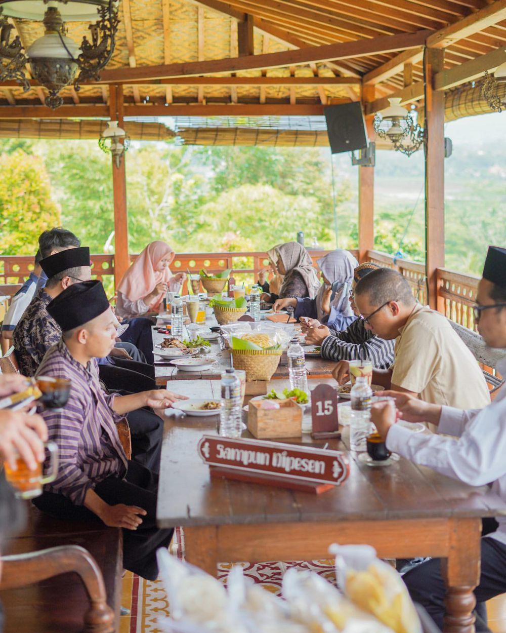 Rumah Makan Bale Hinggil, Resto di Banyumas View Gunung