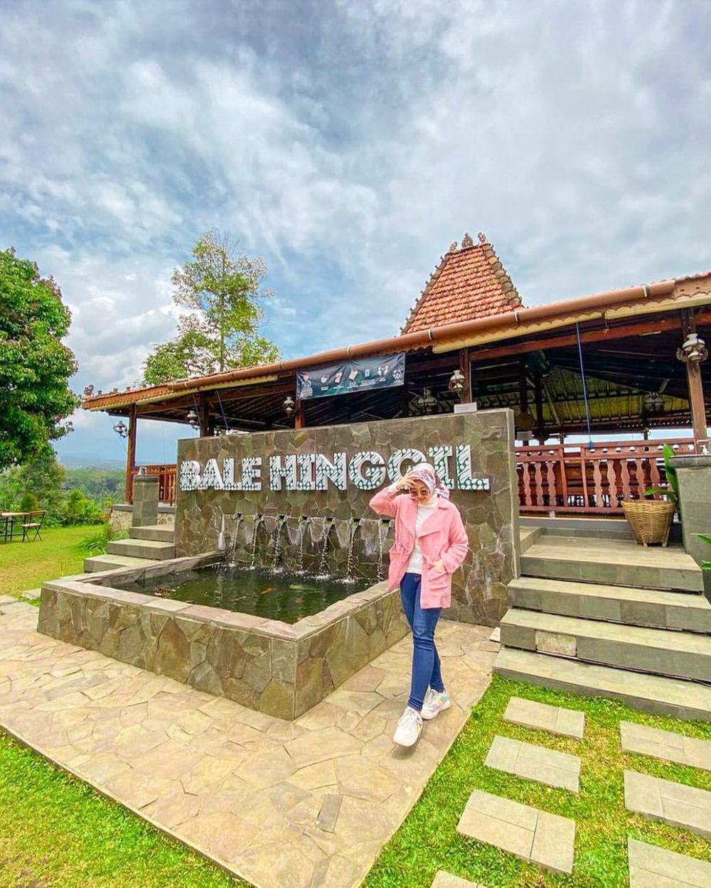 Rumah Makan Bale Hinggil, Resto di Banyumas View Gunung