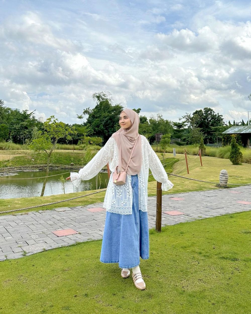 8 Ide Outfit Feminim dengan Nuansa Warna Biru Langit ala Richa Etika