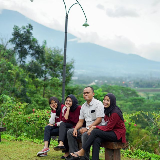 Rumah Makan Bale Hinggil, Resto di Banyumas View Gunung