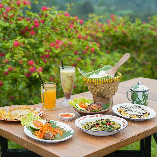 Rumah Makan Bale Hinggil, Resto di Banyumas View Gunung