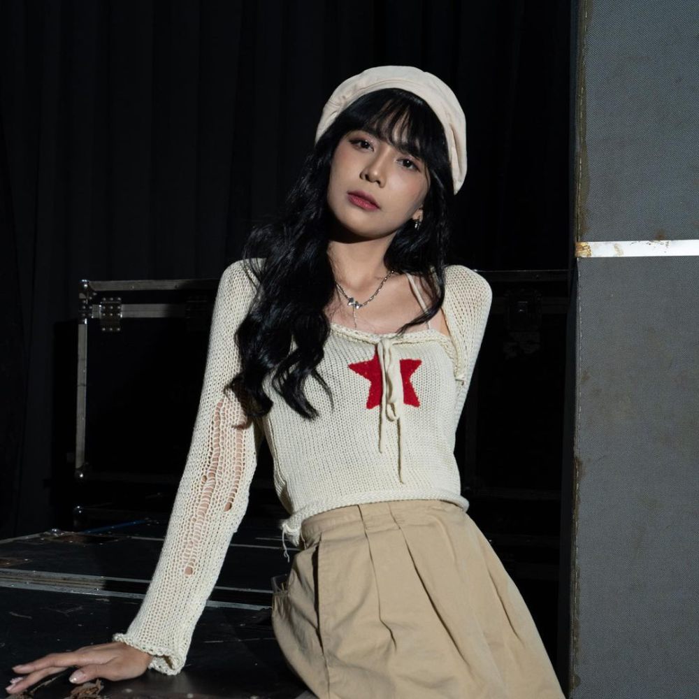 7 Ide Outfit Atasan Putih untuk Hangout ala Gita JKT48, Casual Chic