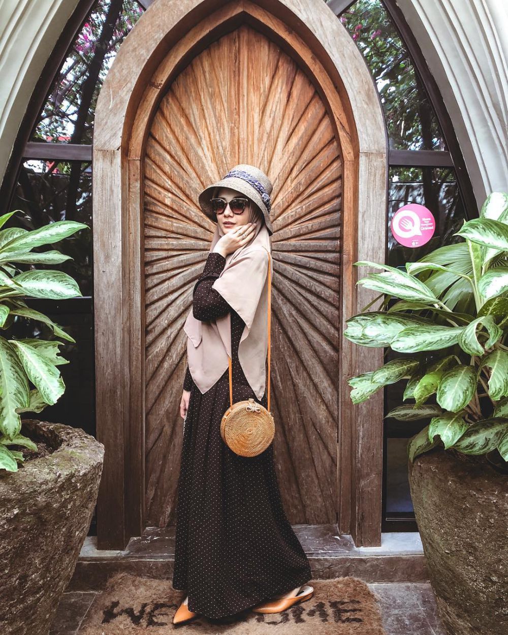 8 Inspirasi Outfit Hijab untuk Liburan ke Bali, Santun dan Modis