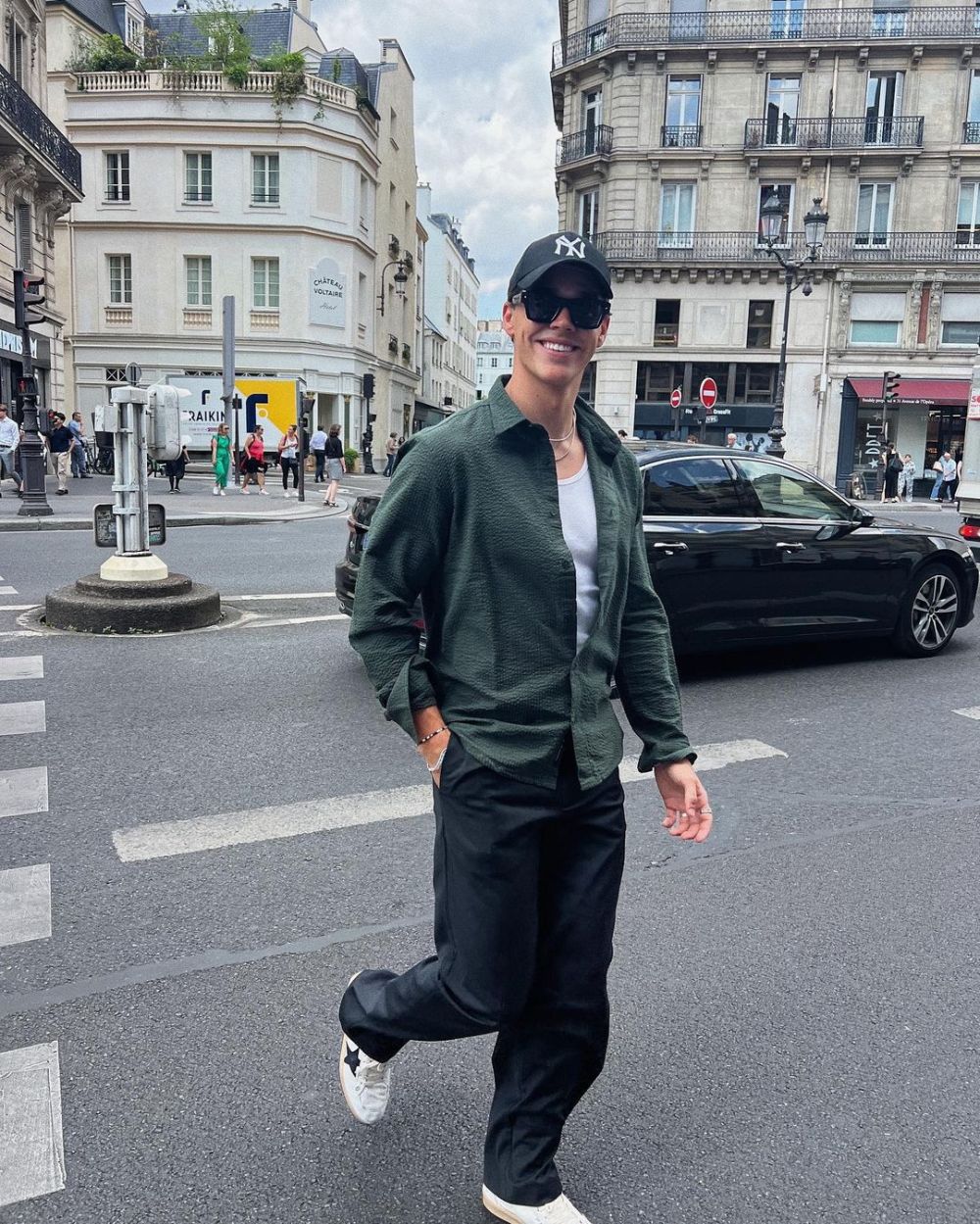 8 Inspirasi OOTD Kemeja ala Fashion Influencer Noah Beck, Stunning!