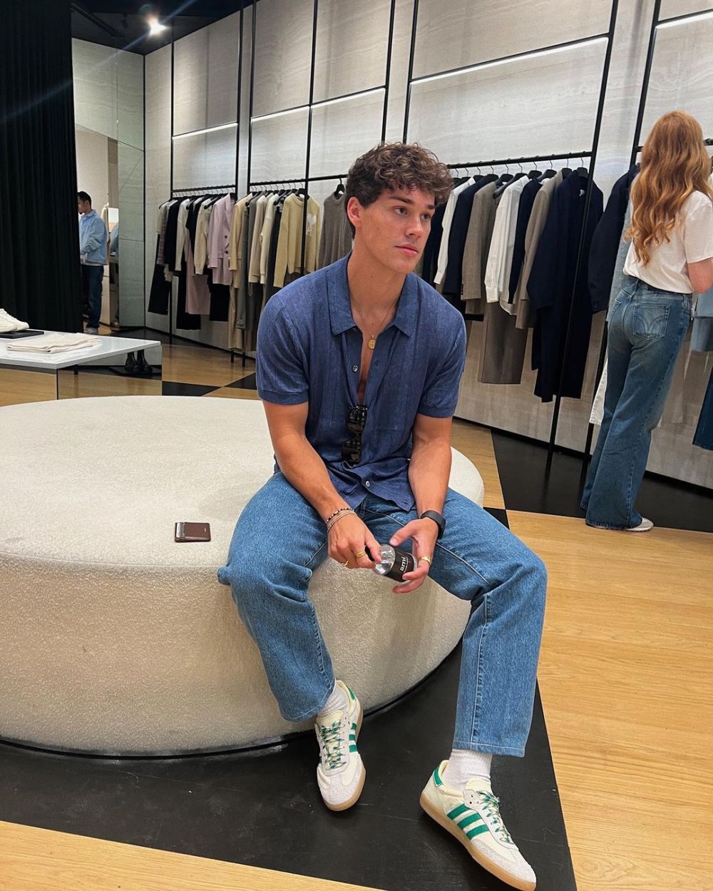 8 Inspirasi OOTD Kemeja ala Fashion Influencer Noah Beck, Stunning!