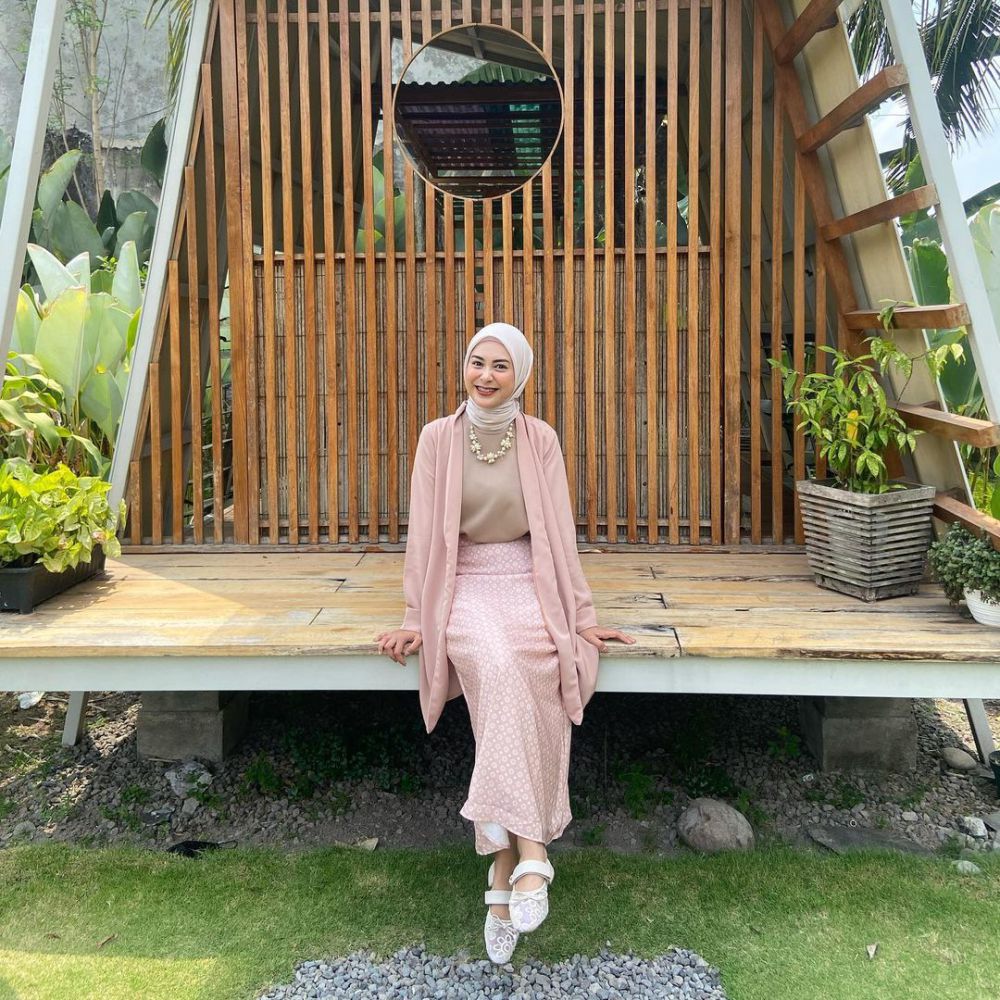 9 Ragam Layering Style ala Dainty Annisa, Anti Ribet!