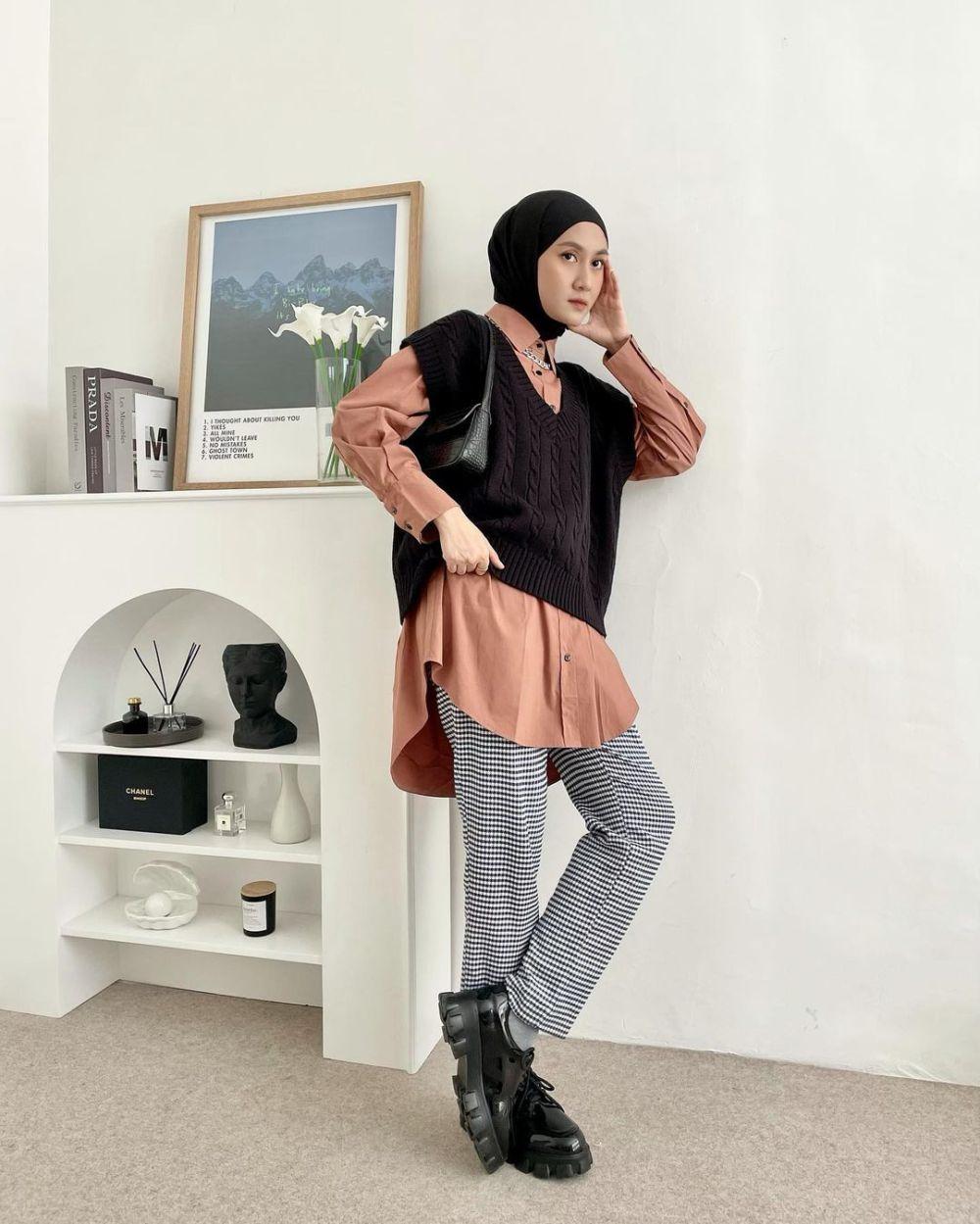 10 OOTD Hijab dengan Vest Hitam ala Inas Rana yang Anti Boring!