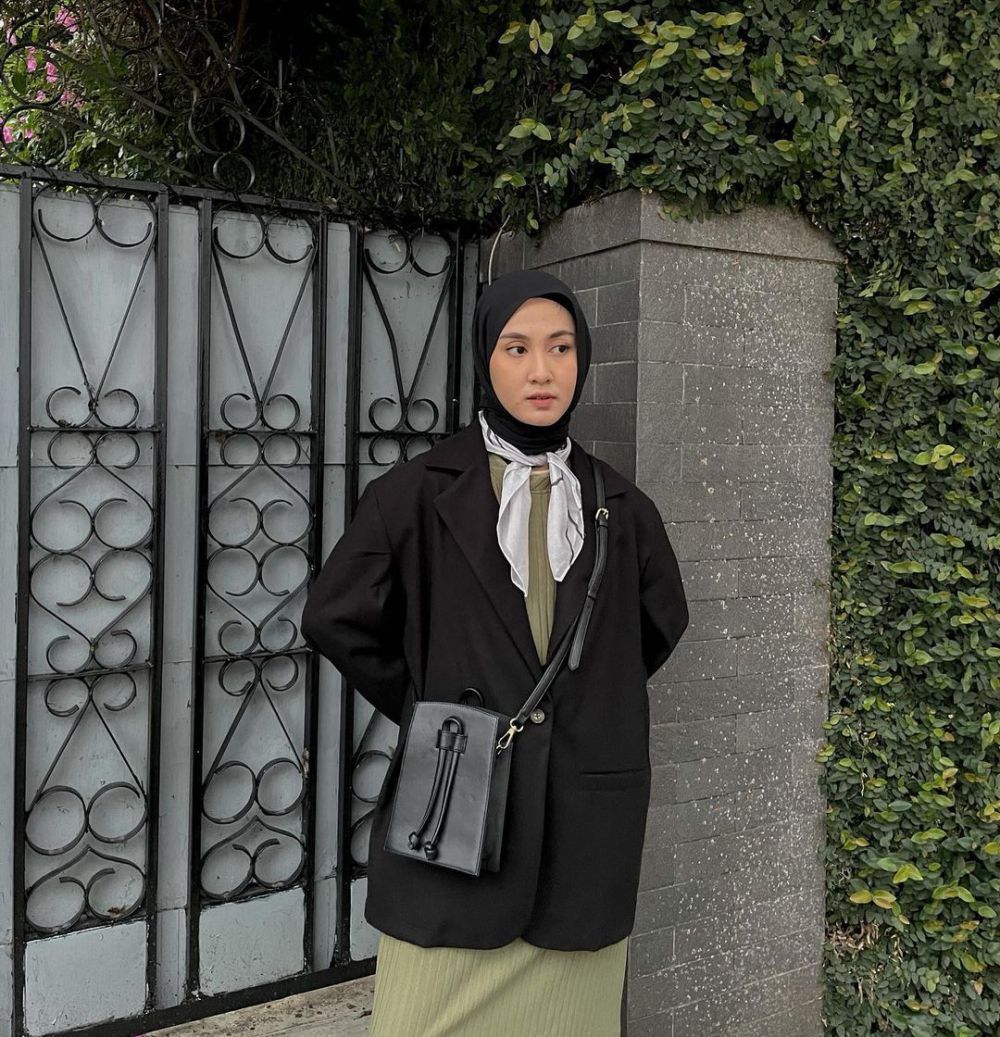 10 Office Style dengan Blazer Hitam ala Inas Rana, Classy!