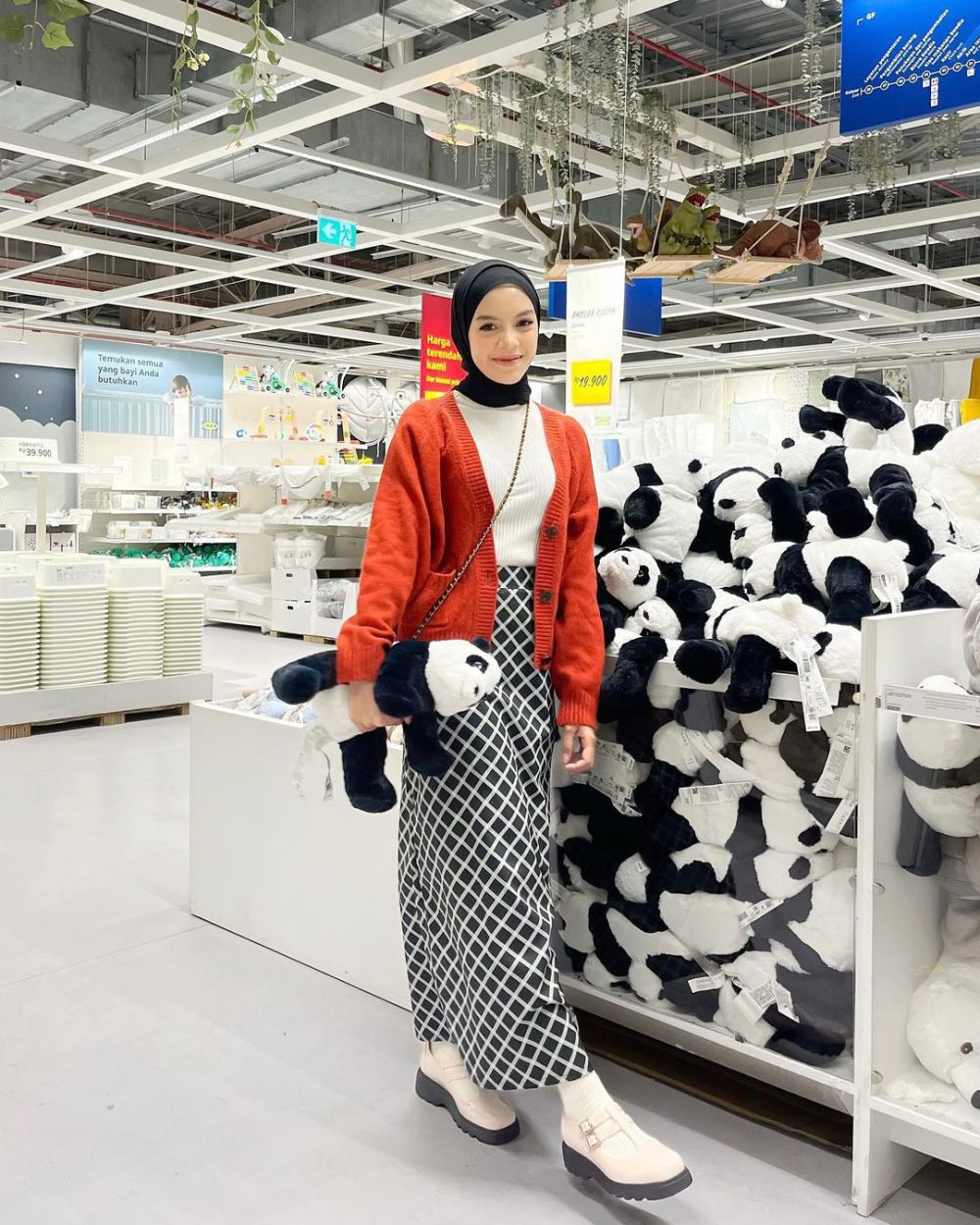 9 Ide Padu Padan Cardigan Rajut ala Febiola Nabila, Trendy!