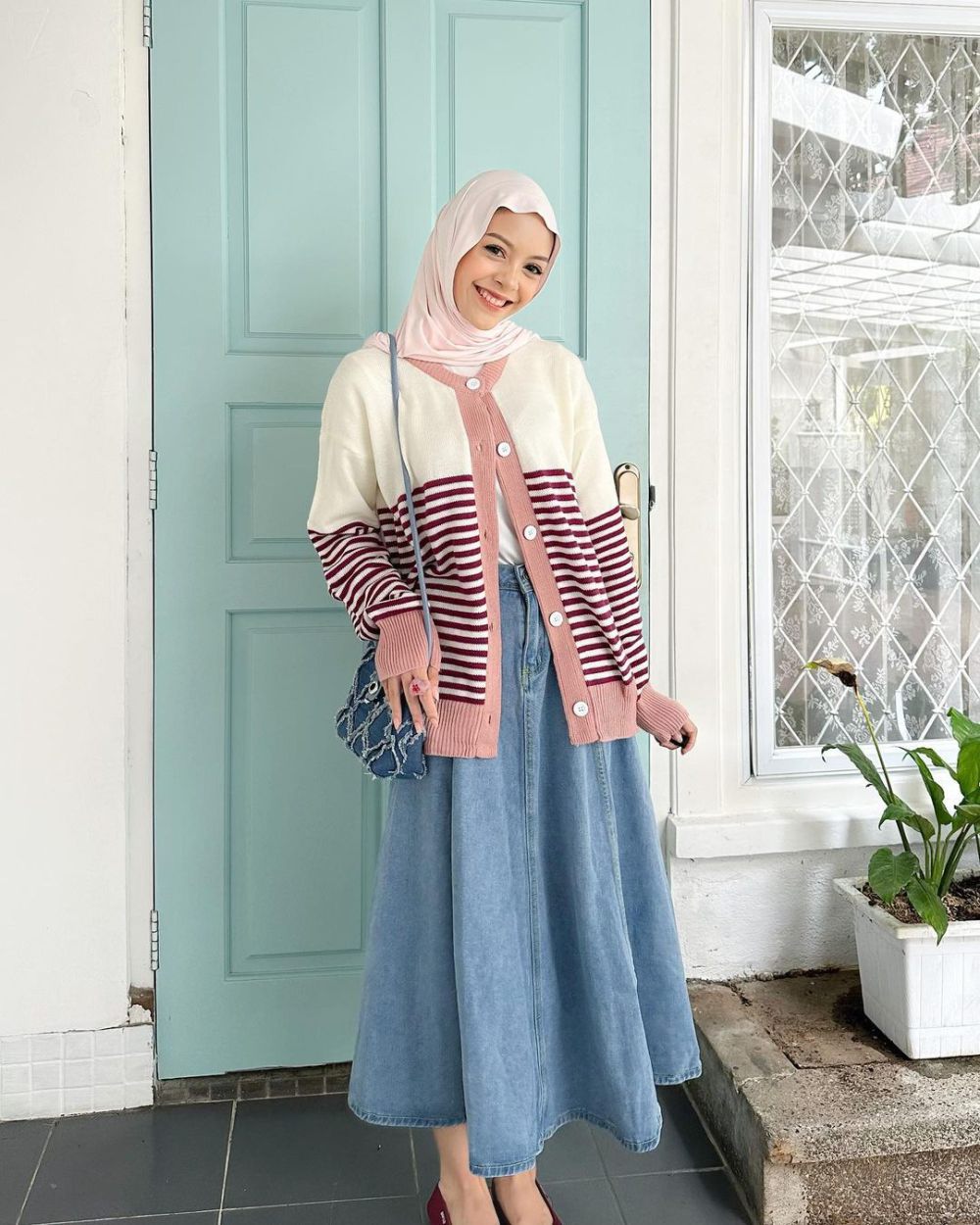 9 Ide Padu Padan Cardigan Rajut ala Febiola Nabila, Trendy!