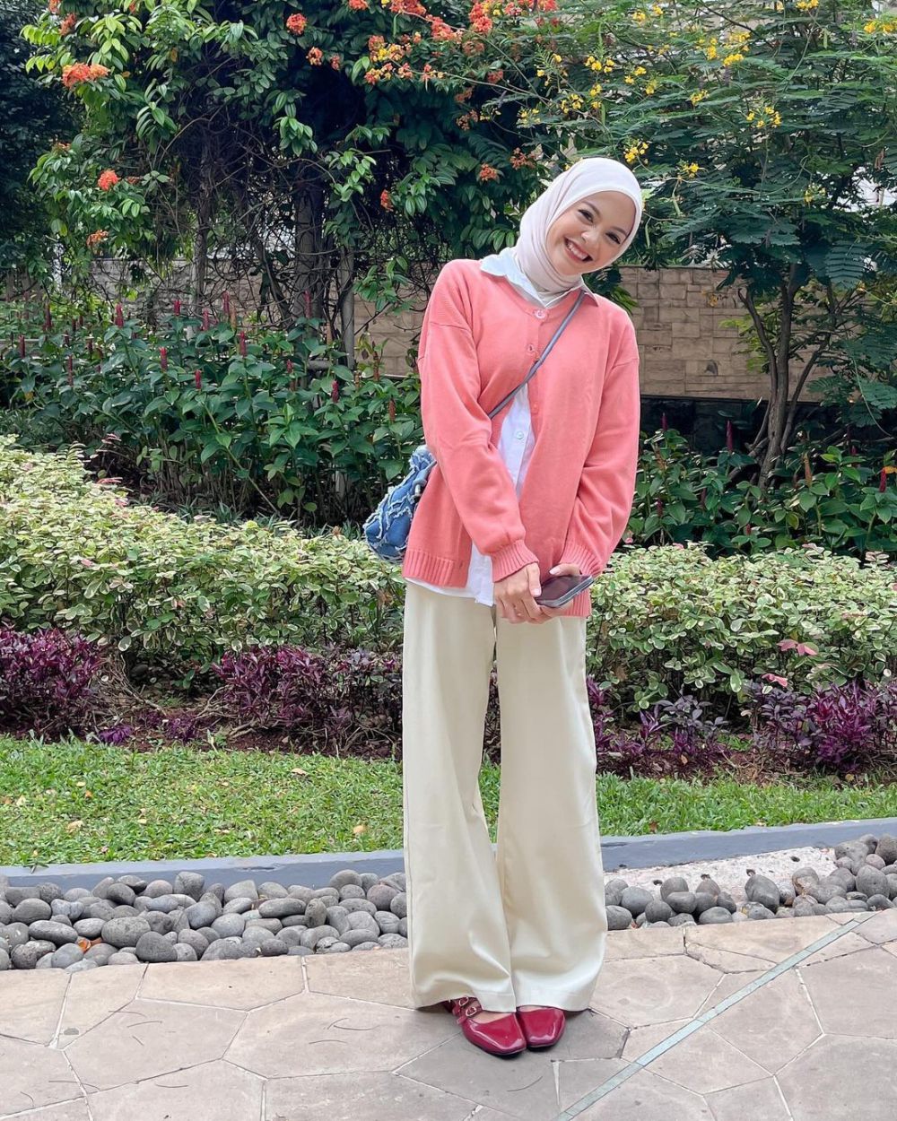 9 Ide Padu Padan Cardigan Rajut ala Febiola Nabila, Trendy!