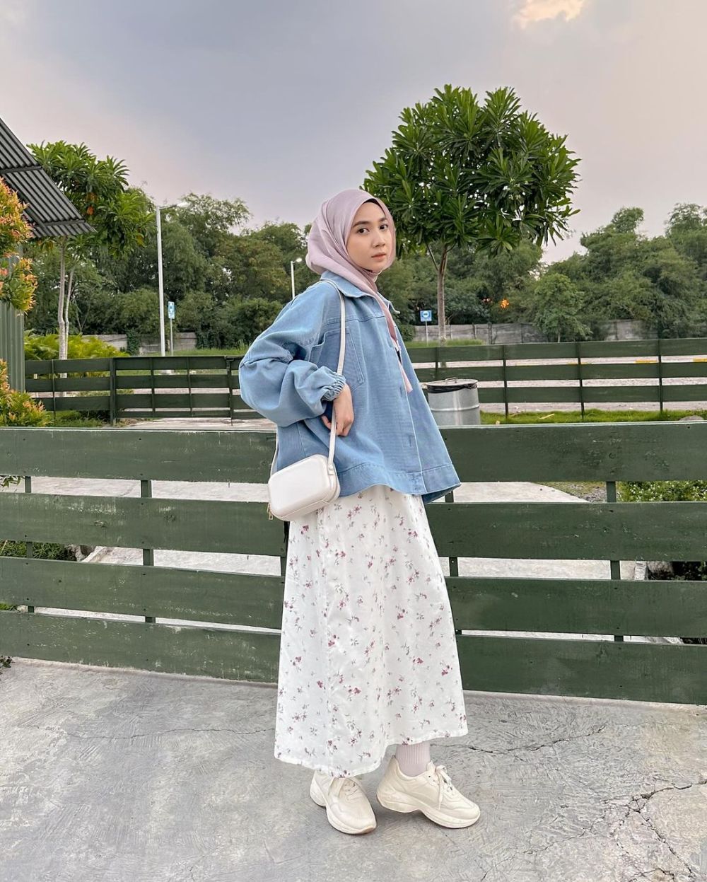 8 Ide Outfit Feminim dengan Nuansa Warna Biru Langit ala Richa Etika