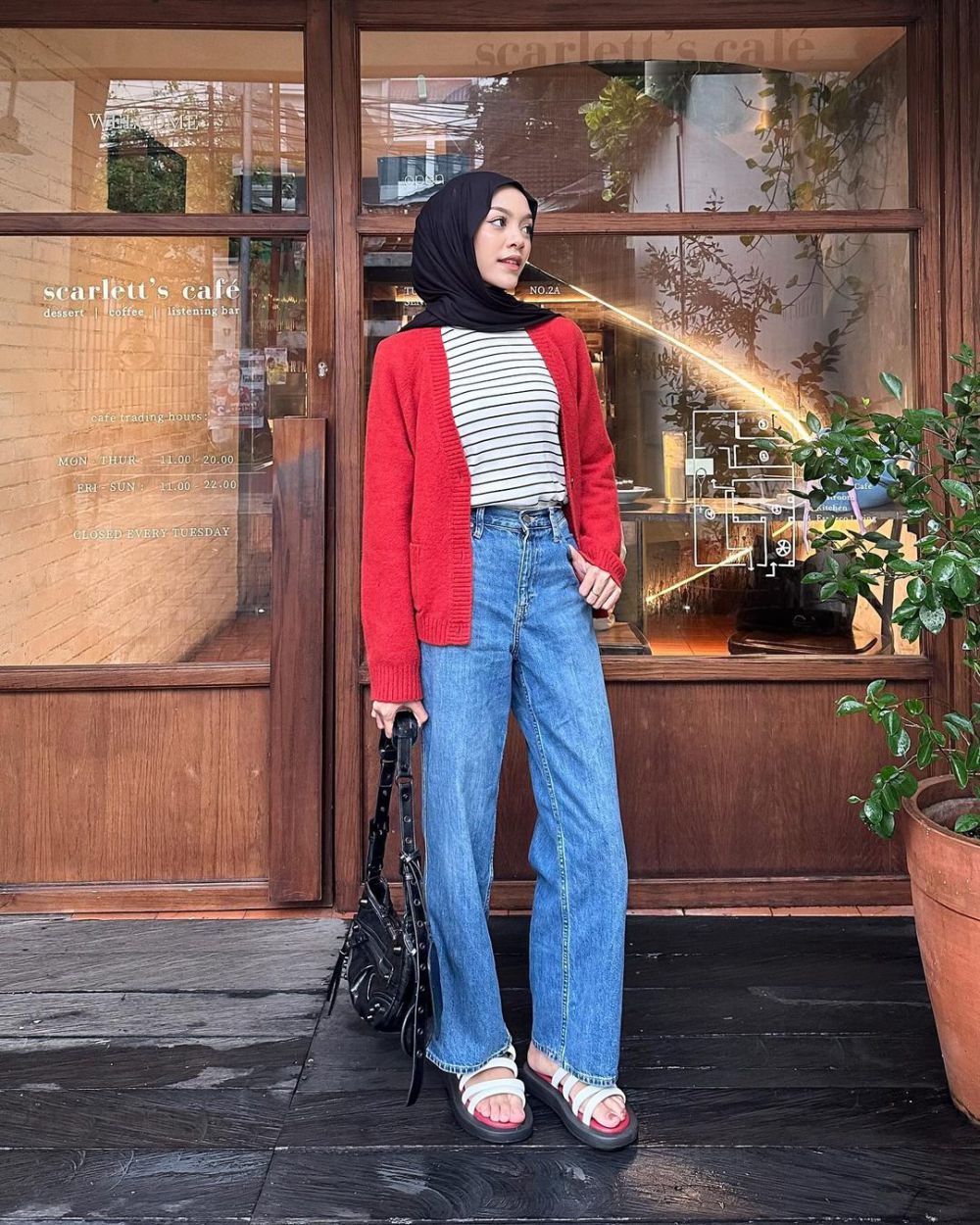 9 Ide Padu Padan Cardigan Rajut ala Febiola Nabila, Trendy!