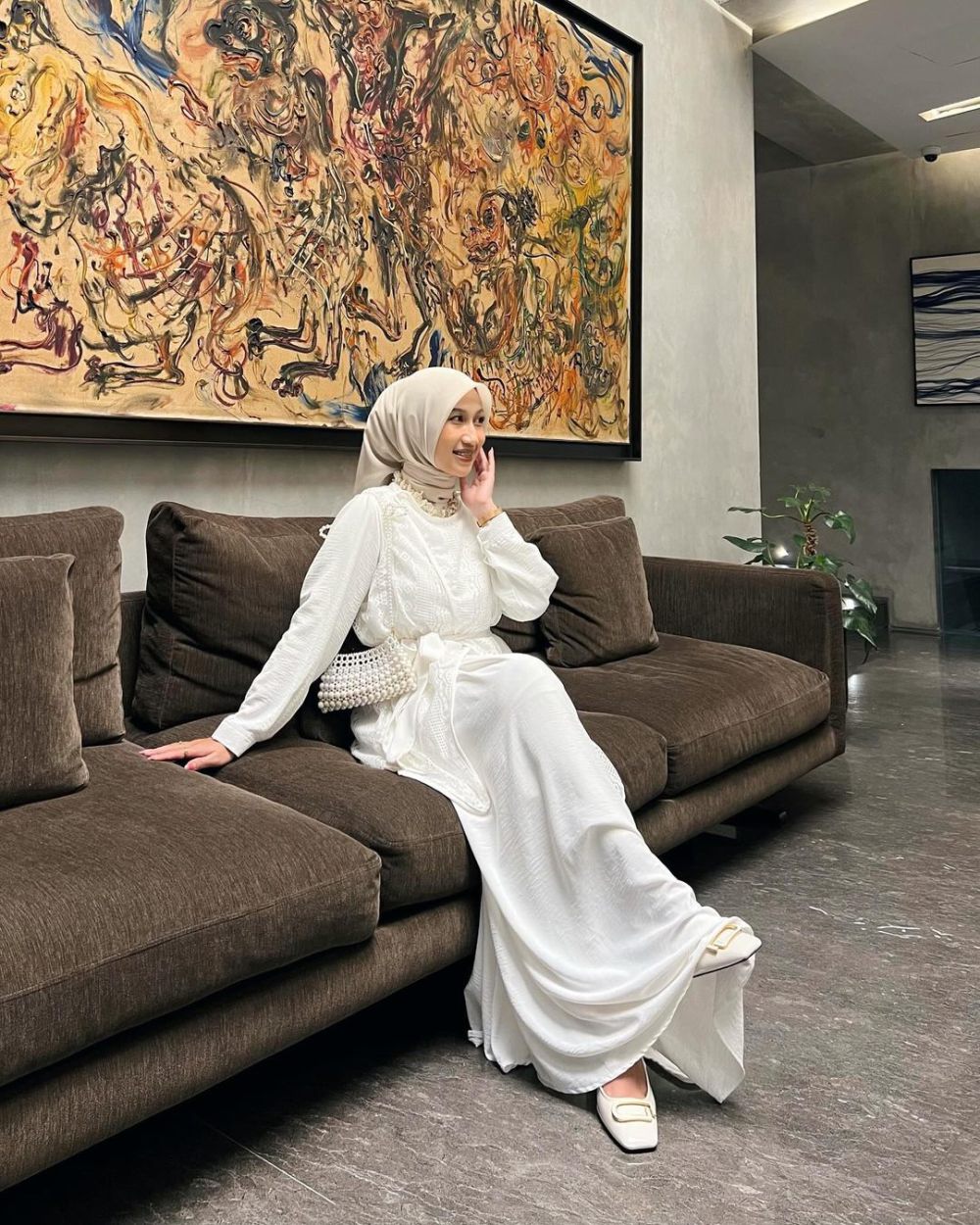 10 Padu Padan White Outfit untuk Kondangan ala Risa Larasati, Simple!