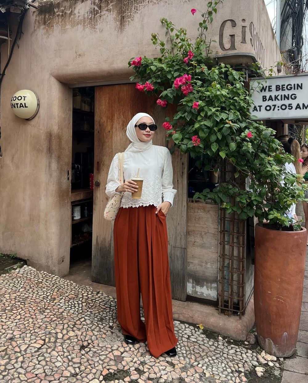 8 Inspirasi Outfit Hijab untuk Liburan ke Bali, Santun dan Modis