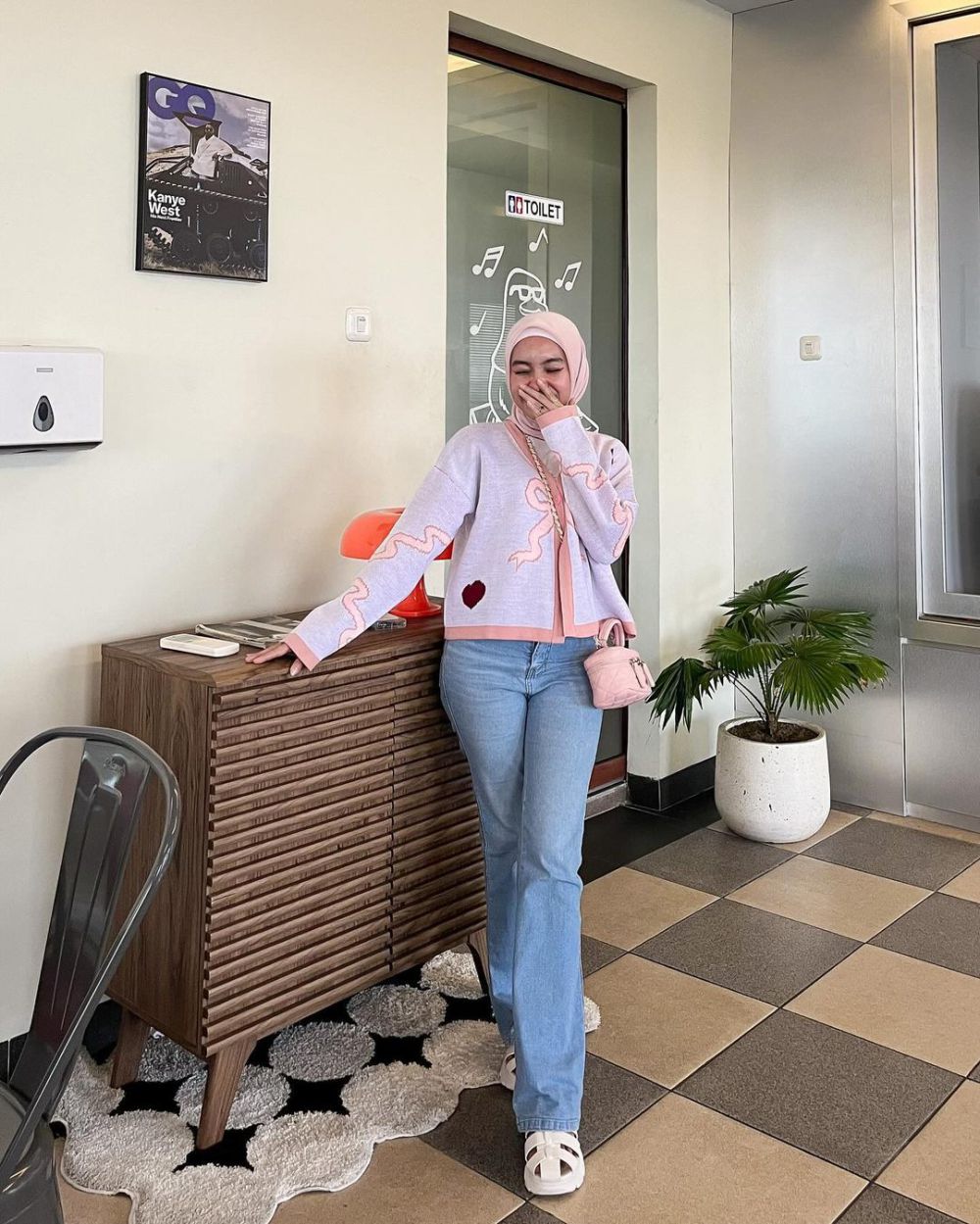 11 Ide Mix and Match Celana Jeans ala Olivia Putri, Anti Mati Gaya! 