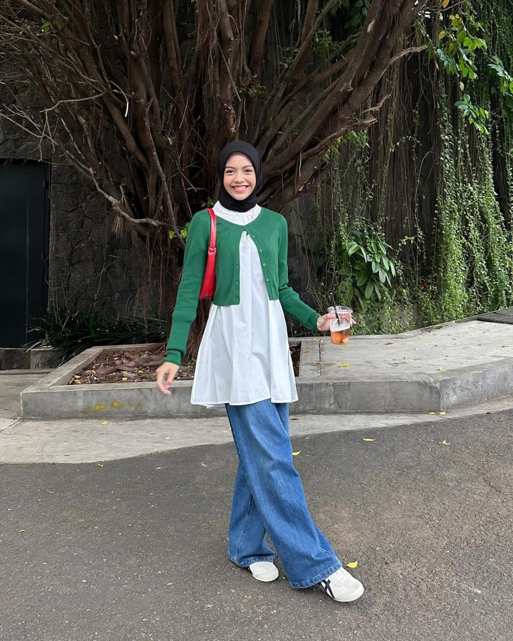 9 Ide Padu Padan Cardigan Rajut ala Febiola Nabila, Trendy!