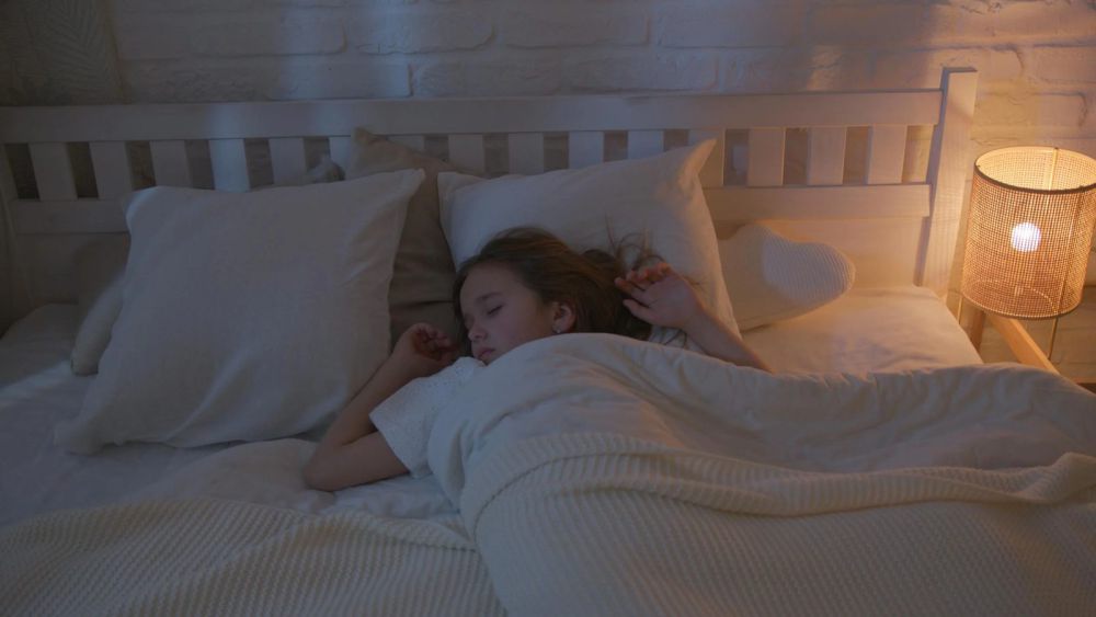 6 Panduan Membeli Lampu Tidur yang Cocok untuk Kamar Anak