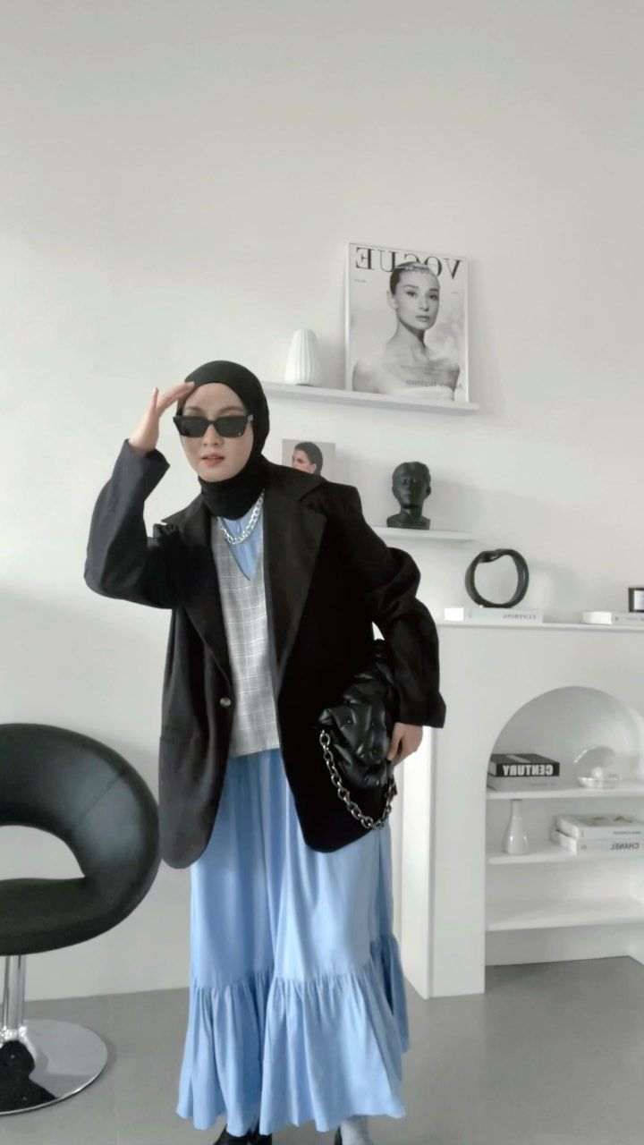 10 Office Style dengan Blazer Hitam ala Inas Rana, Classy!