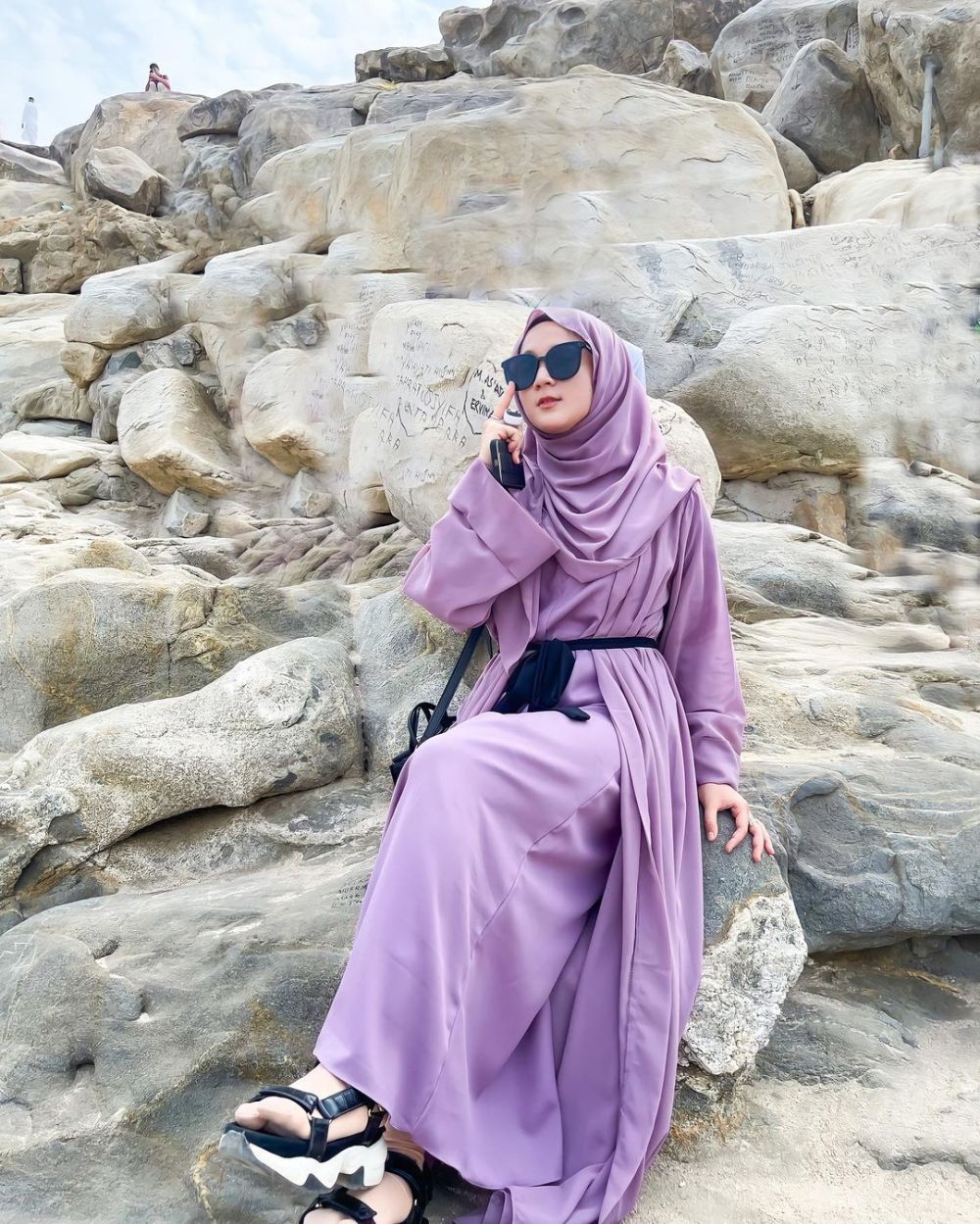 7 Ide Outfit Hijab Menutup Dada ala Nadhia Salsa, Simpel dan Sopan