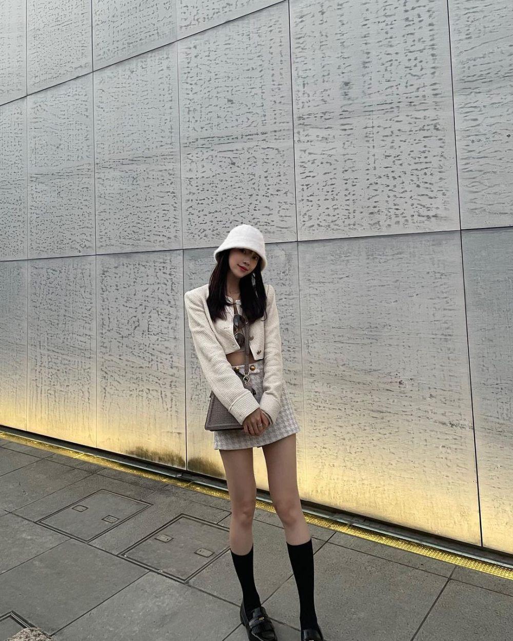 8 Ide Outfit Pakai Mini Skirt ala Miona Hori, Youthful dan Stylish!