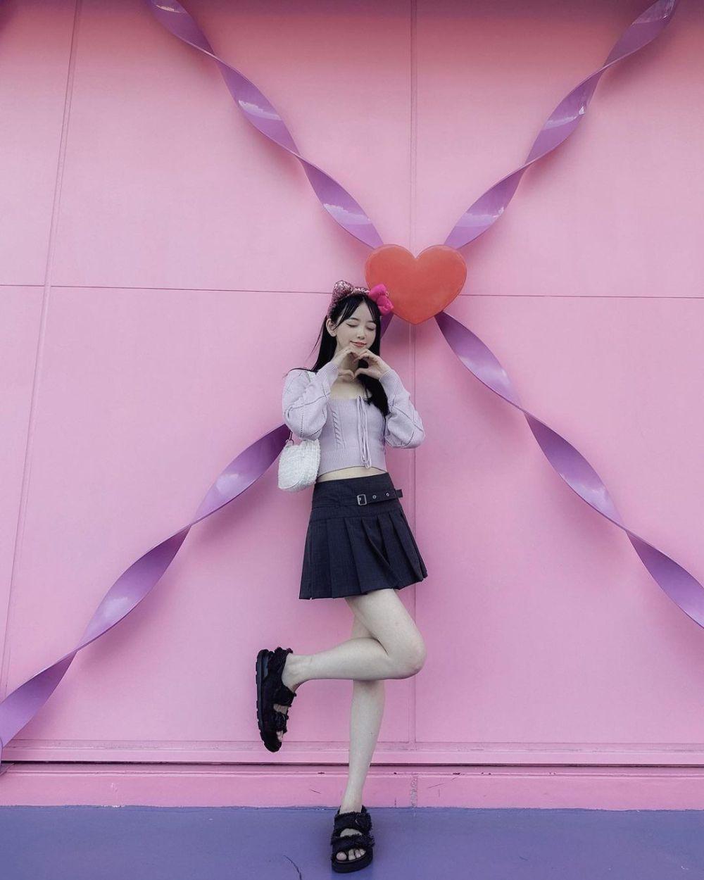 8 Ide Outfit Pakai Mini Skirt ala Miona Hori, Youthful dan Stylish!