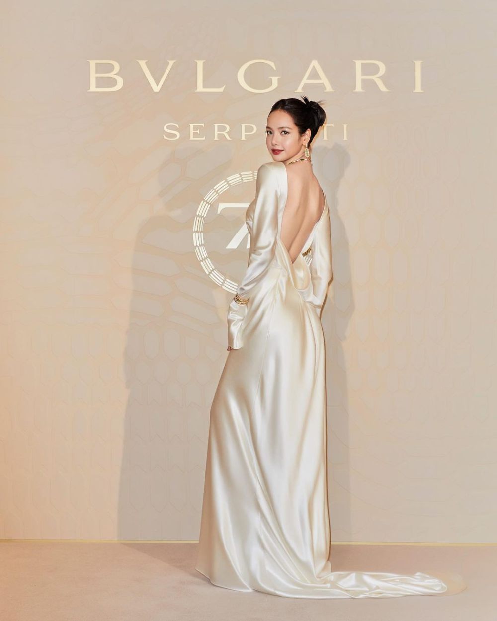 10 Gaya Elegan Member BLACKPINK Pakai Dress Putih, Stunning!
