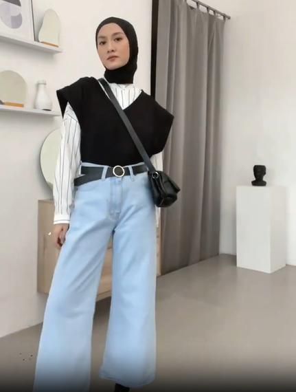 10 OOTD Hijab dengan Vest Hitam ala Inas Rana yang Anti Boring!