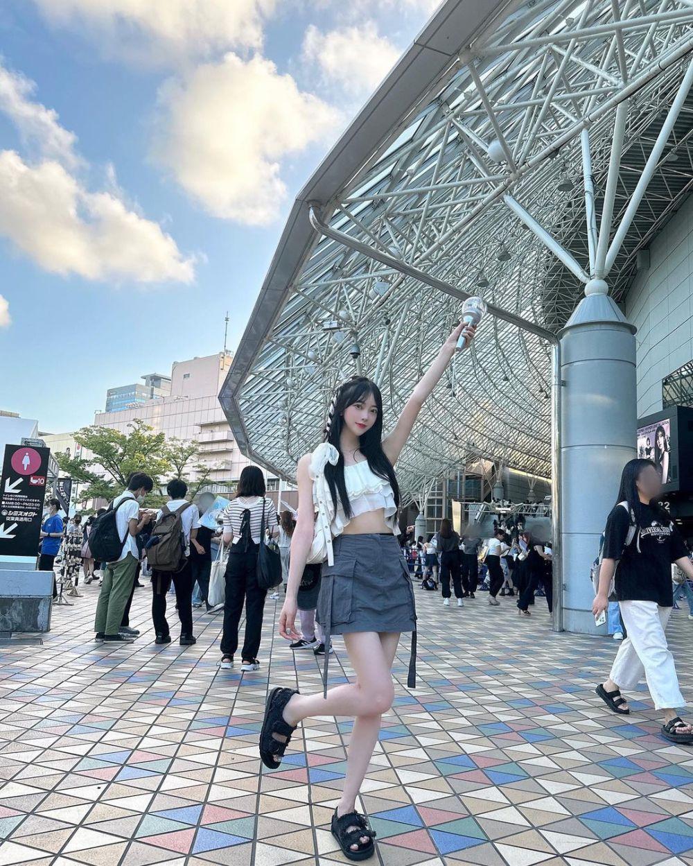 8 Ide Outfit Pakai Mini Skirt ala Miona Hori, Youthful dan Stylish!