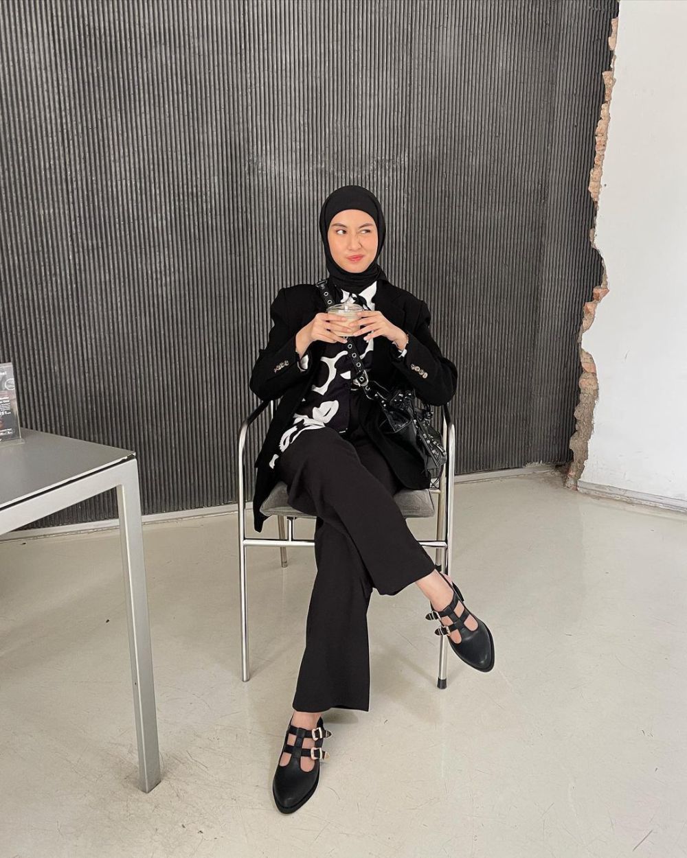 10 Office Style dengan Blazer Hitam ala Inas Rana, Classy!