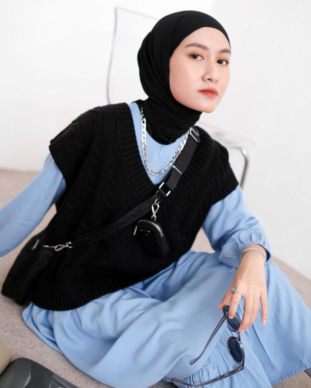 10 OOTD Hijab dengan Vest Hitam ala Inas Rana yang Anti Boring!