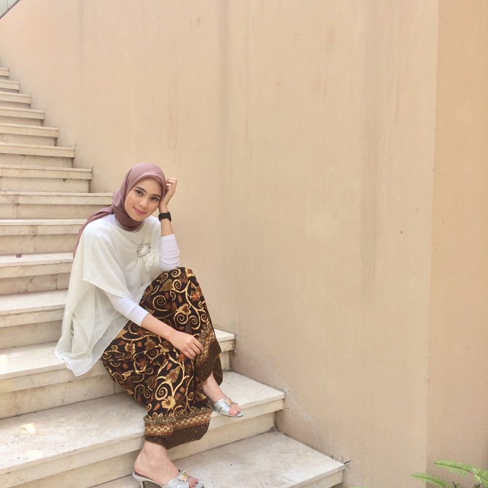 7 Referensi OOTD Kondangan Hijab ala Alifa Adelia, Trendi Banget!
