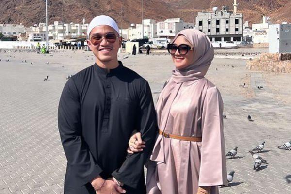 7 Potret Umrah Kaesang-Erina dan Kahiyang Ayu-Bobby Nasution